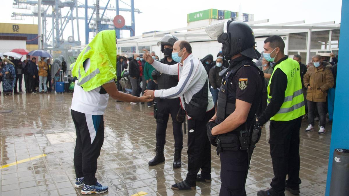 Las imágenes de los altercados en el Puerto de Alicante por el ferry a Orán