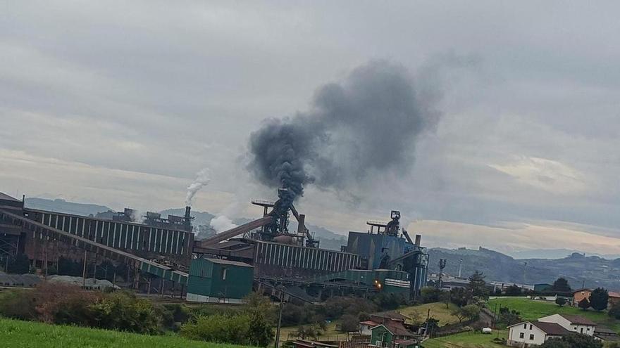 Nube de humo saliendo de la factoría de Arcelor en Gijón.