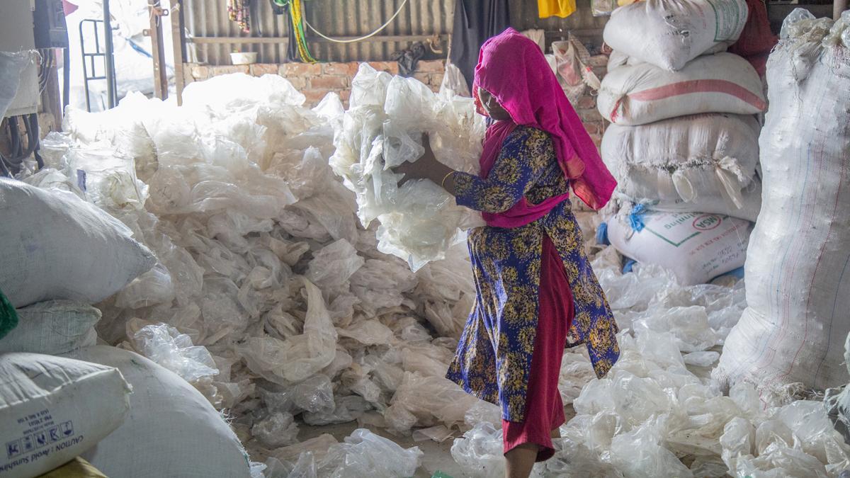 Bangladesh apuesta por la industria del reciclaje de plásticos