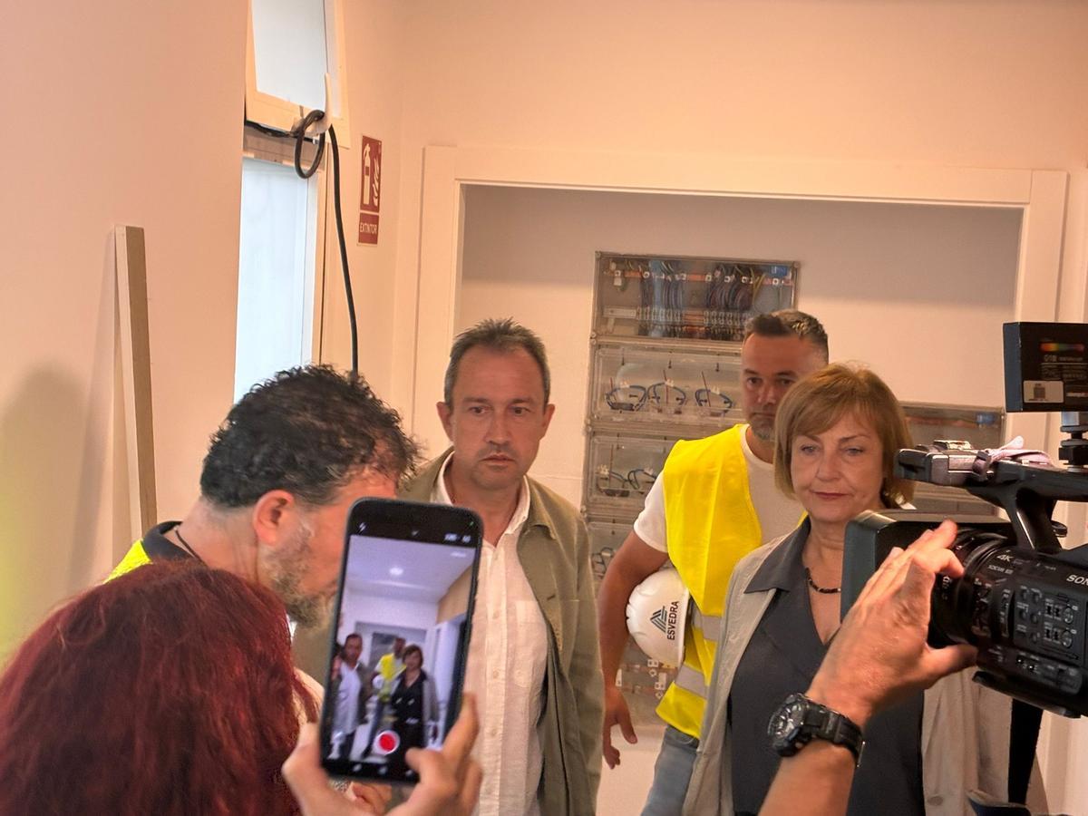 Monteserín y Zapico en el interior del edificio, durante la visita.