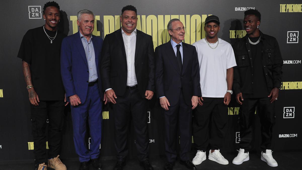 Militao, Ancelotti, Ronaldo, Florentino Pérez, Rodrygo y Vinicius en el preestreno mundial del documental &quot;El Fenómeno&quot;