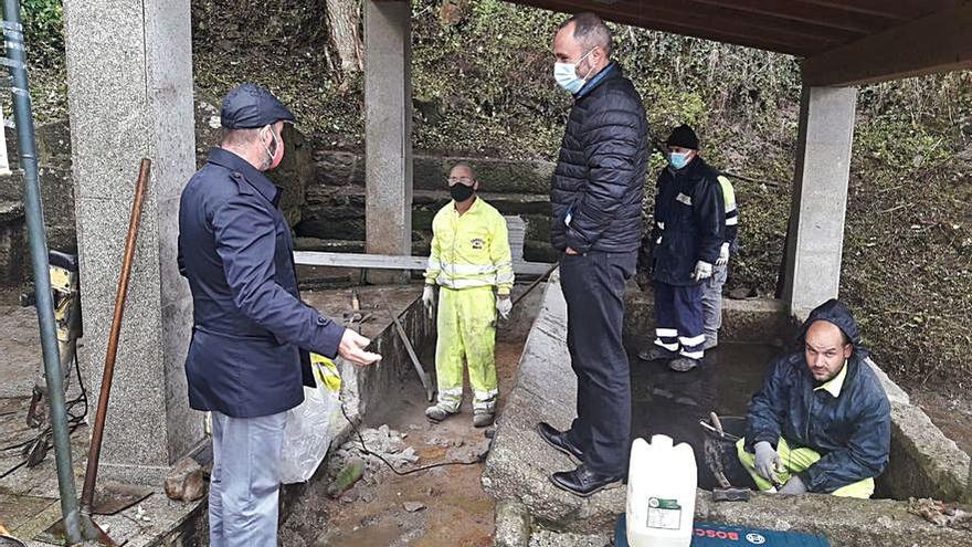 El alcalde acudió ayer a visitar las obras a Tomadelo.