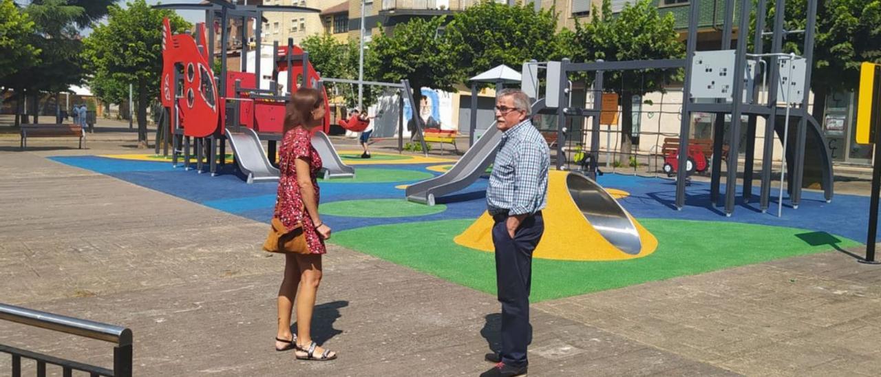 El alcalde de Mieres, Aníbal Vázquez, y la concejala Delia Campomanes, en la zona de juegos del parque de Turón.