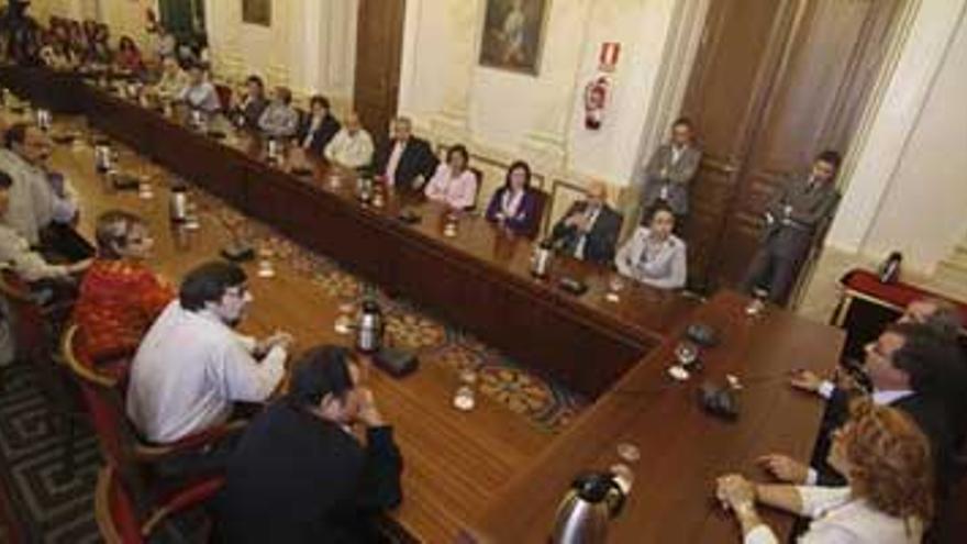 Vara propone a Cáceres reelaborar el proyecto Cáceres 2016 y seguir adelante