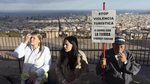 Manifestación contra el turismo en los búnkeres del Turó de la Rovira