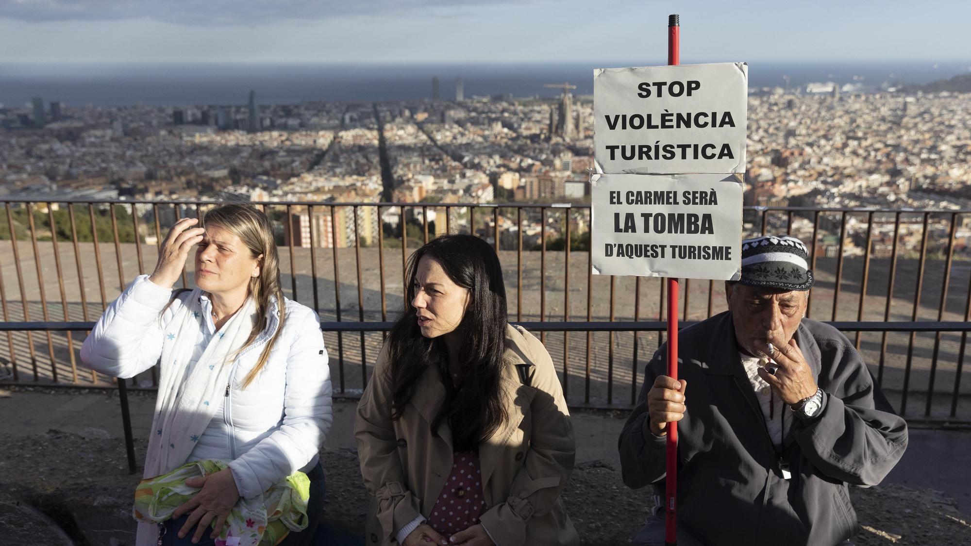 Manifestación contra el turismo en los búnkeres del Turó de la Rovira