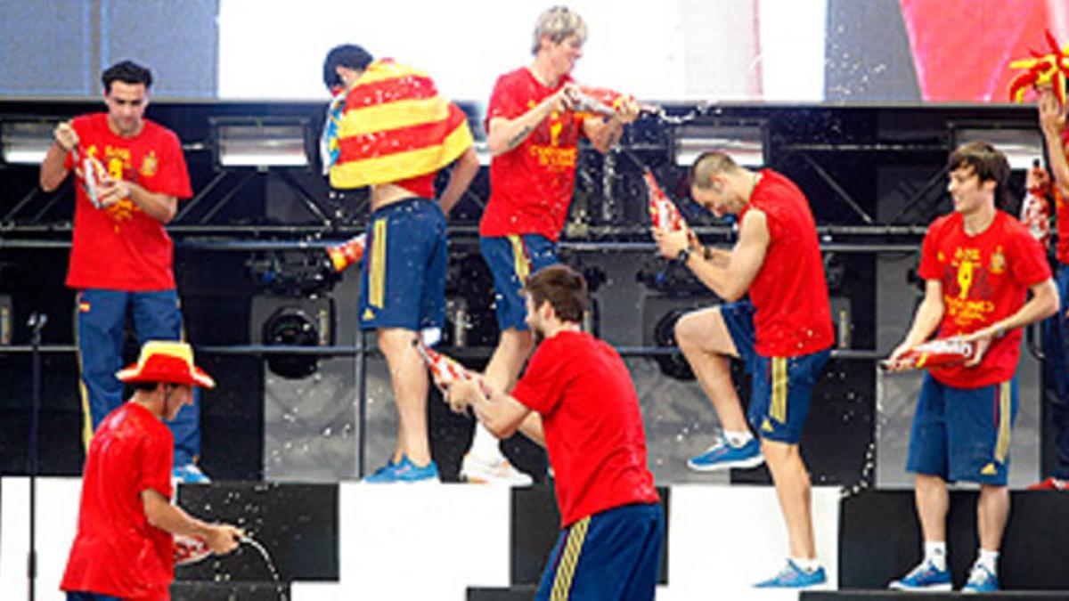 Los jugadores de la selección española festejan en Cibeles el triunfo en la Eurocopa.