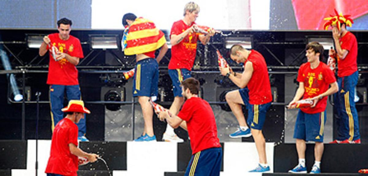 Els jugadors de la selecció espanyola celebren a Cibeles el triomf a l’Eurocopa. Els jugadors de la selecció espanyola celebren a Cibeles el triomf a l’Eurocopa.