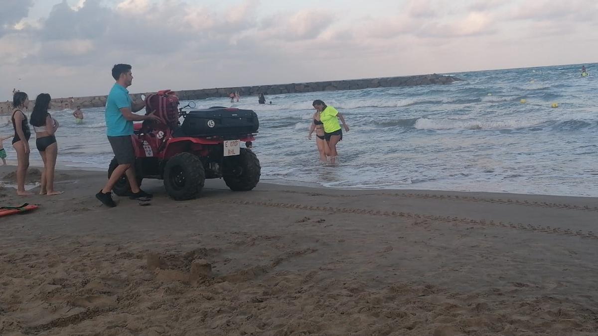 Rescate de ayer en la playa del Port de Sagunt.