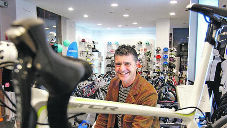 El presidente de la Federación Asturiana de Ciclismo, José Luis Junquera, en la tienda Ciclos Fran. | luisma murias
