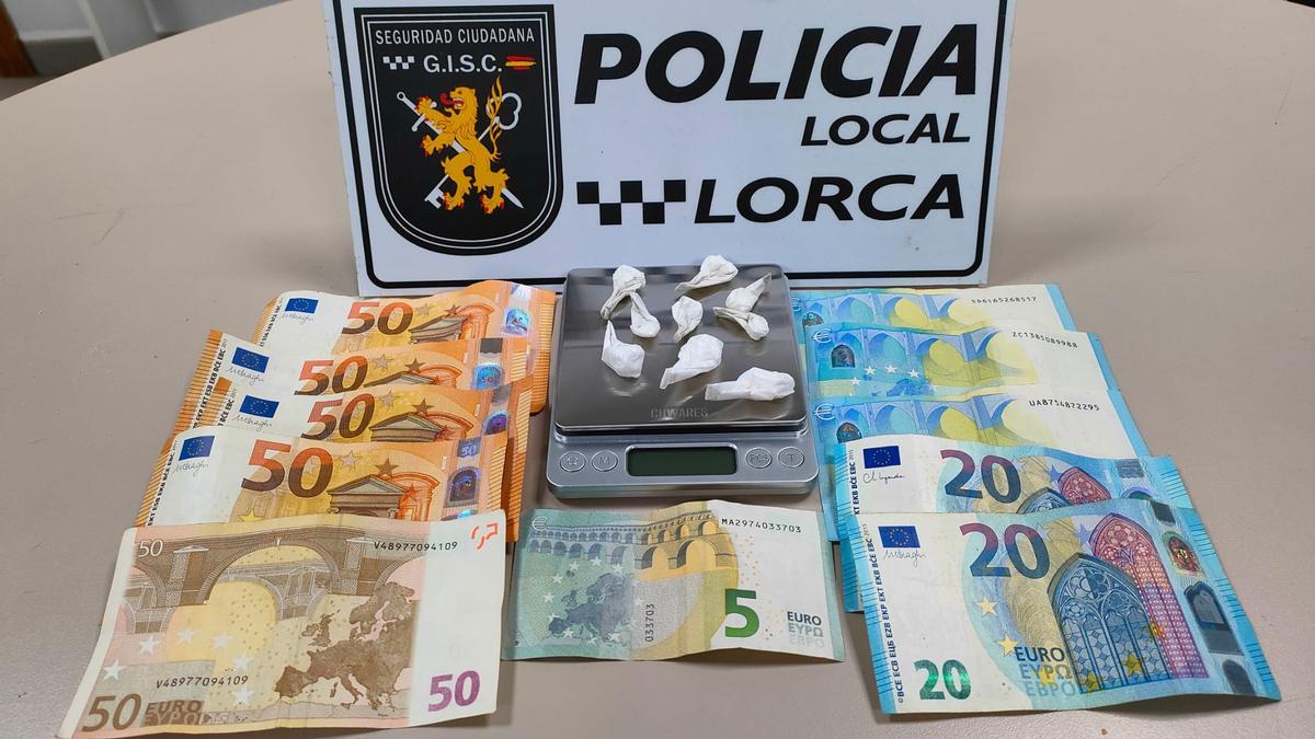 Dinero y droga intervenida por la Policía Local de Lorca.