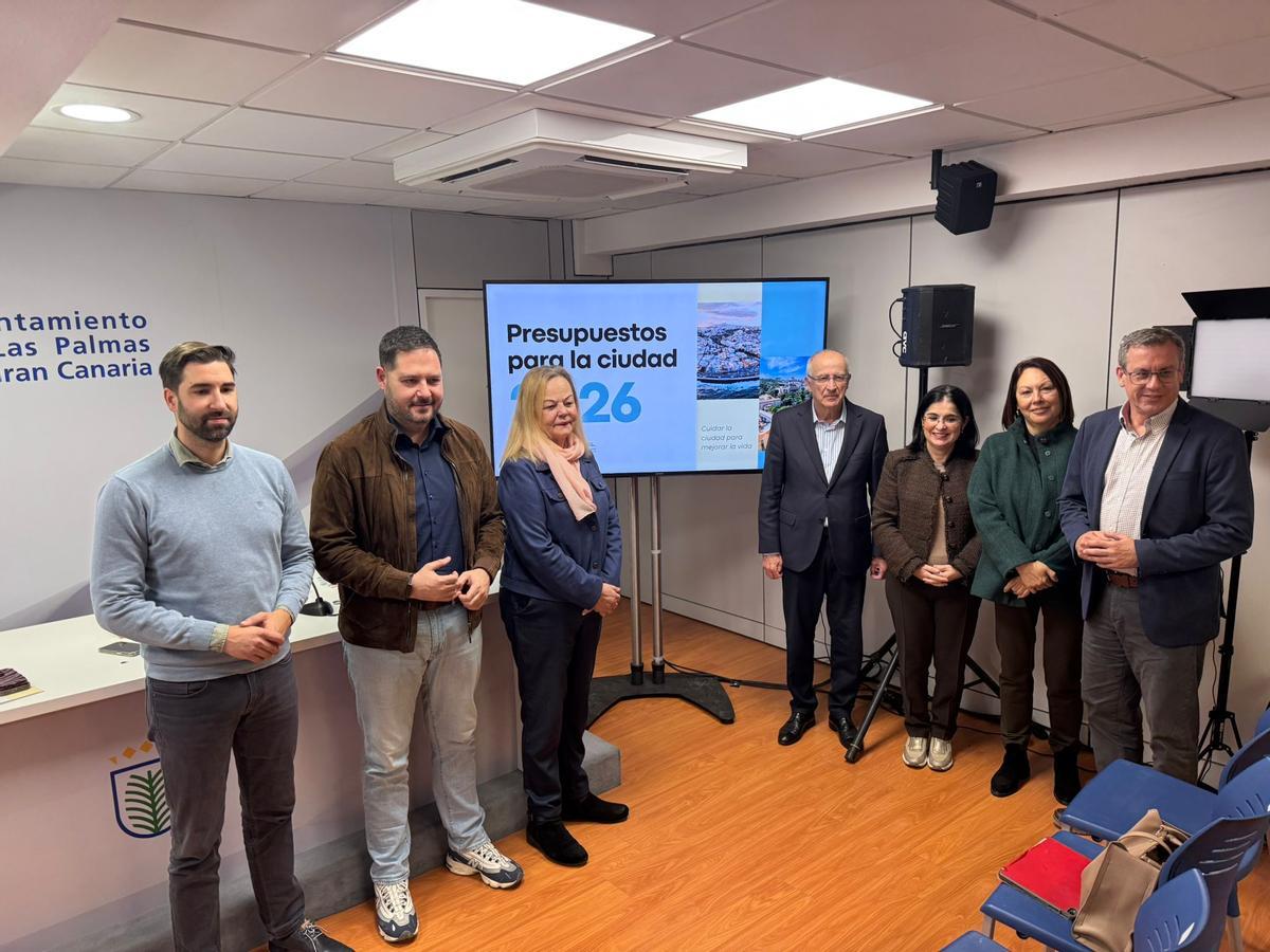 Carolina Darias y Francisco Hernández Spínola junto a varios ediles tras la presentación del presupuesto municipal.