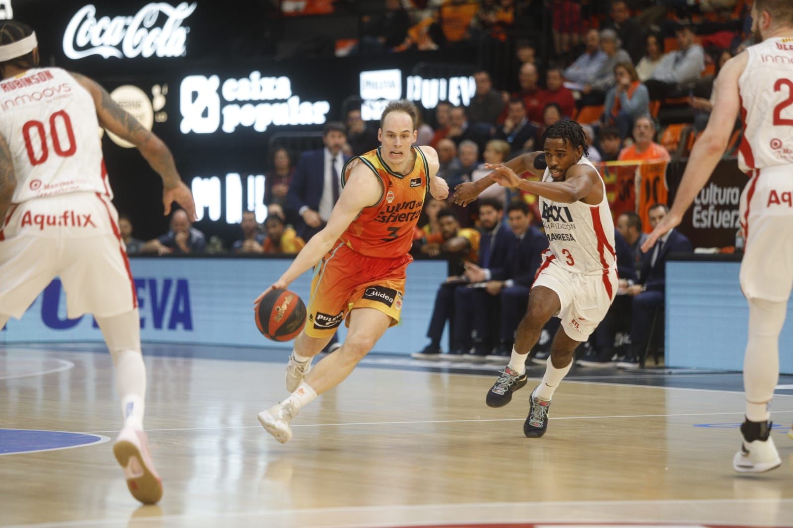 Todas las fotos del partido de ACB entre el Valencia Basket y el Manresa