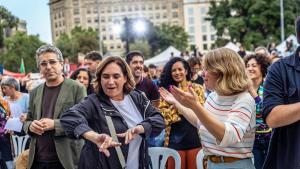 Colau, en primera fila, durante una actuación musicla antes de intervenir en el mitin central de Barcelona en Comú, en la plaza de Cataluña, este miércoles.