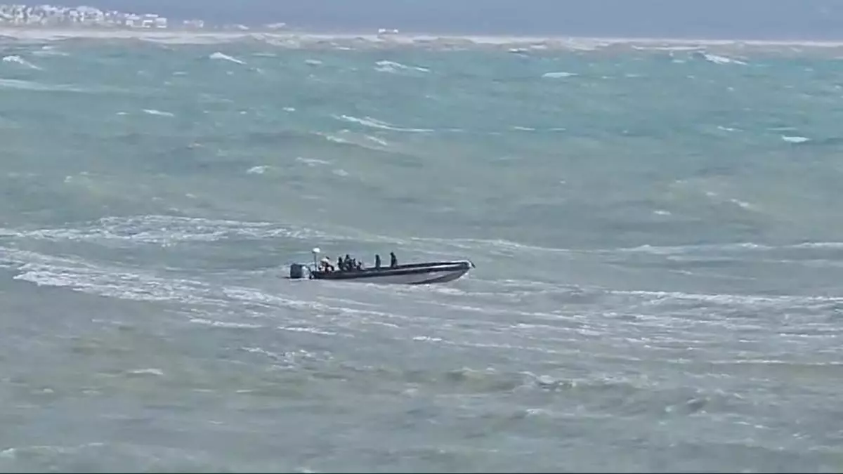 Una narcolancha en la playa de Conil