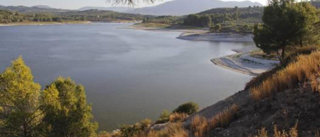 El pantano de Beniarrés gana dos hectómetros cúbicos con las lluvias caídas desde septiembre