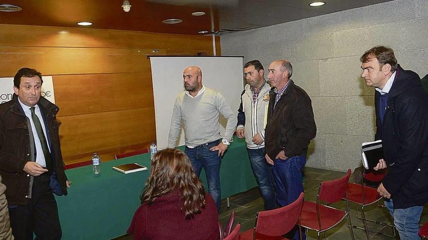 Asistentes a la reunión convocada en Exposalnés por los comuneros de Silván. // Noé Parga