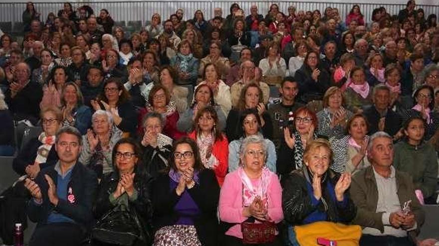 Asistentes a la gala contra el cáncer en la carpa auditorio. // Muñiz