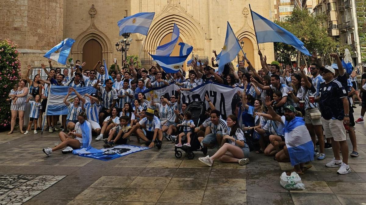 Los aficionados argentinos, antes del Argentina-Inglaterra de semifinales, en la plaza Mayor de Castelló.