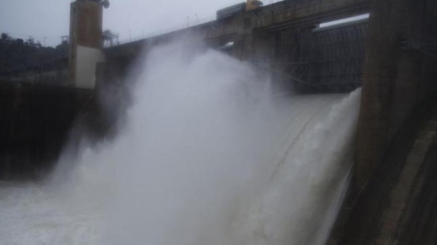 Desembalse de agua a través de las compuertas de la presa de Villalcampo, que se abrieron ayer por la tarde.