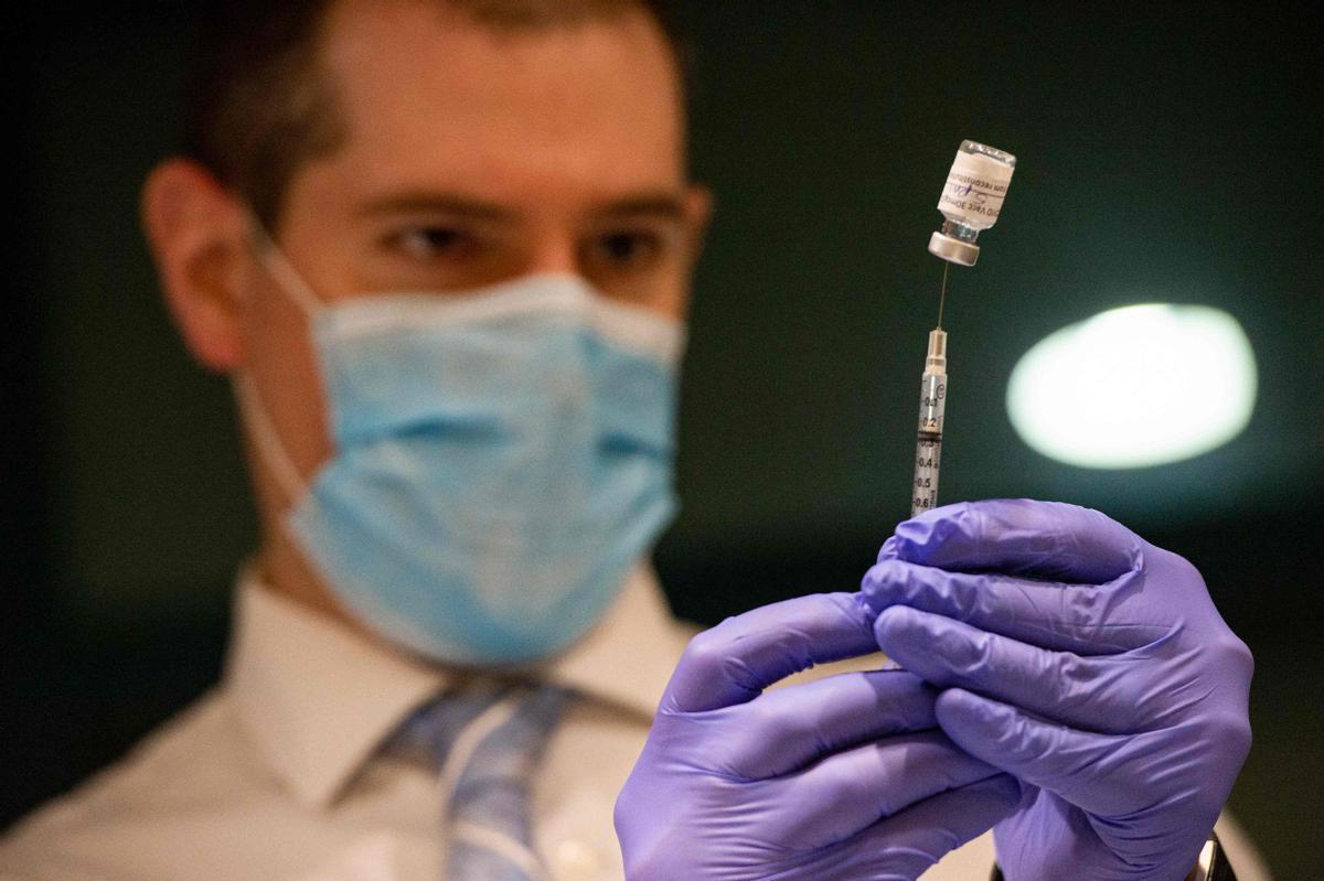 Nova York estudia que la Guàrdia Nacional substitueixi els sanitaris no vacunats
