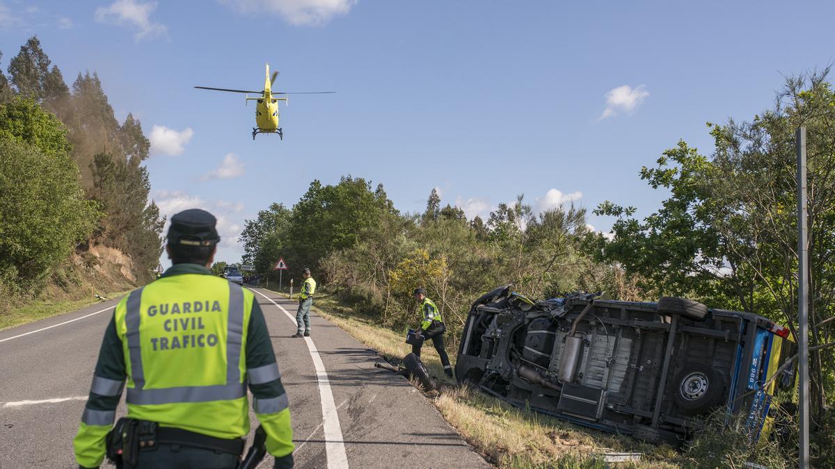 En el segundo tramo kilométrico más peligroso de España, situado en la N-541 de Ourense, se producía este accidente a la altura de Boborás entre un coche y una ambulancia, que se saldó con cinco heridos, en 2018.