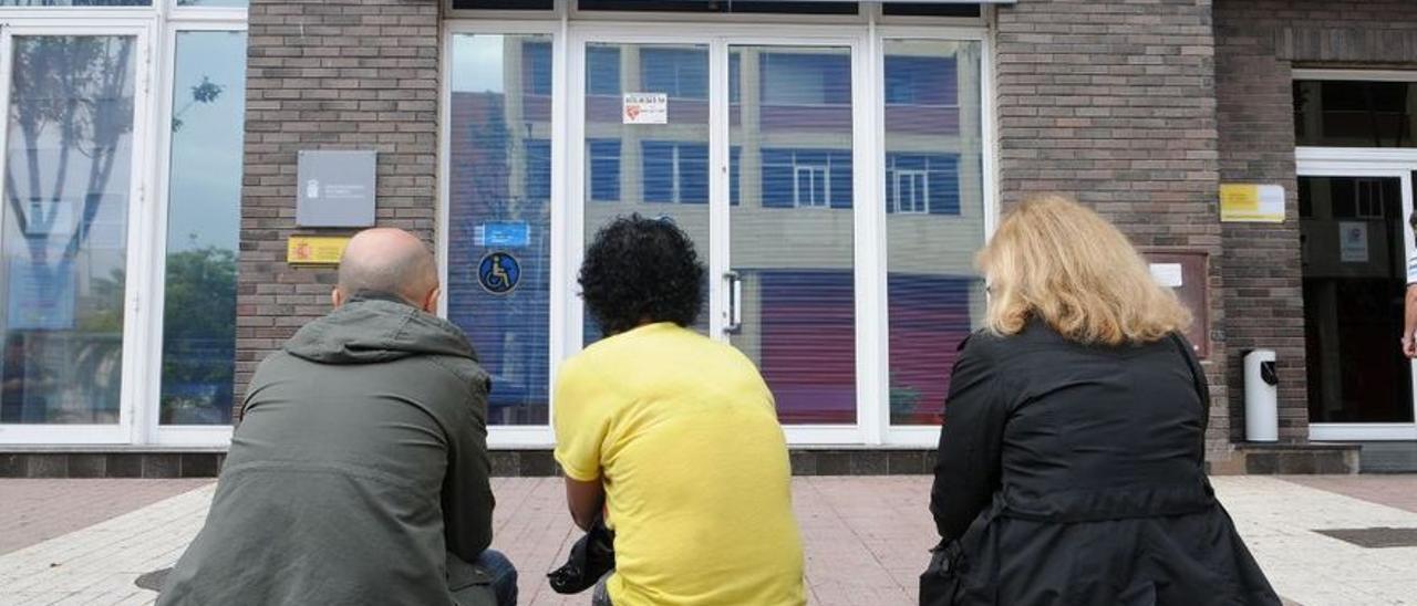 Exterior de una oficina de empleo en Santa Cruz de Tenerife.