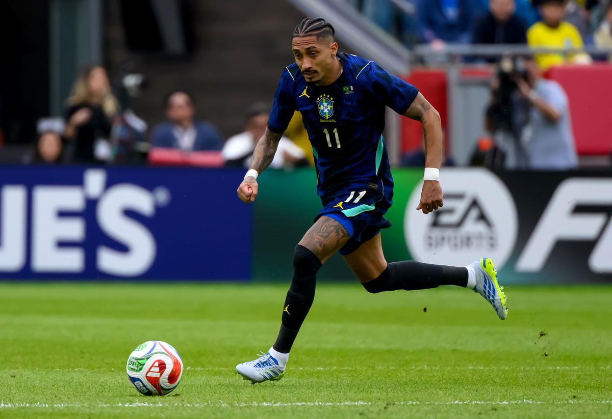 El brasileño Raphinha en acción durante el partido amistoso internacional entre Brasil y Francia en Foxborough, Massachusetts (EE.UU.). EFE/ADAM RICHINS