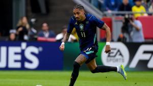 El brasileño Raphinha en acción durante el partido amistoso internacional entre Brasil y Francia en Foxborough, Massachusetts (EE.UU.). EFE/ADAM RICHINS