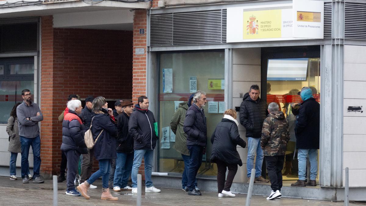 Varias personas esperan para entrar en una oficina del SEPE de Móstoles.