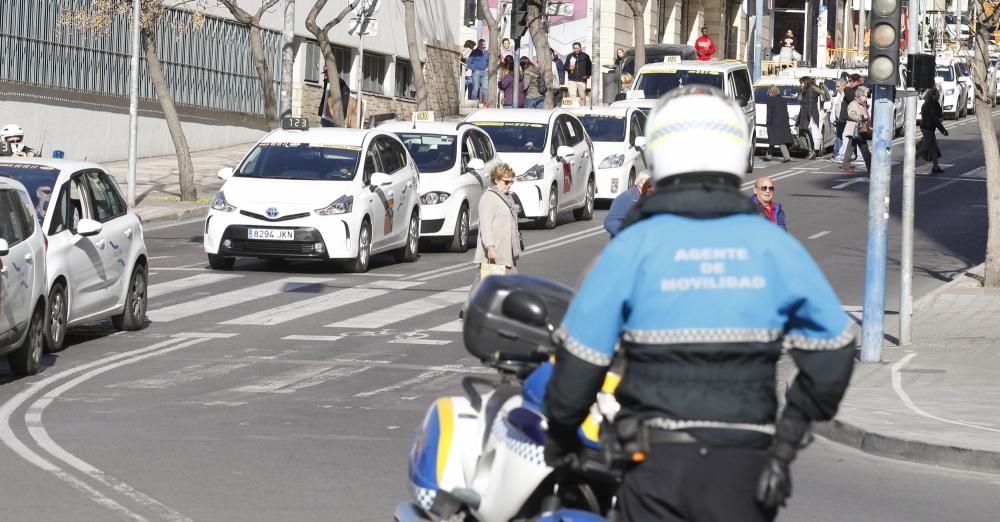 Protesta de los taxistas de Alicante contra la liberación del transporte en la estación del AVE