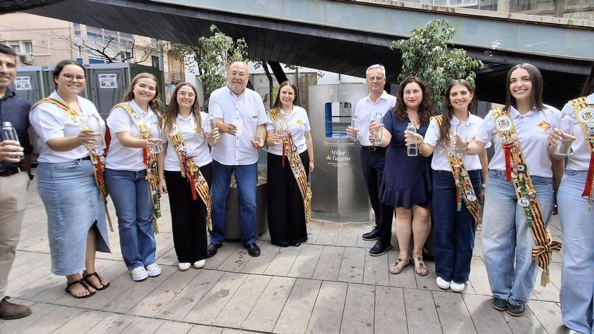 La reina de les festes de 2026, Berta Beteta, i les dames de la ciutat ja han tastat l'aigua filtrada de la nova font.