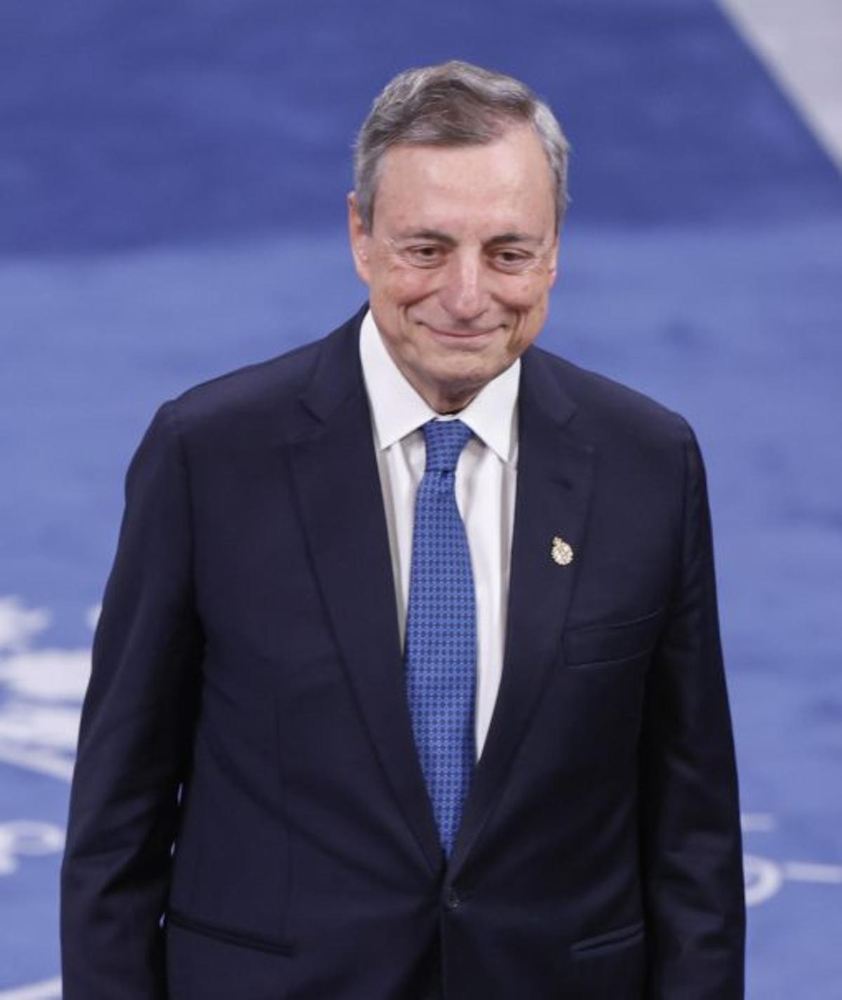 Desde la izquierda, y en imágenes de la agencia Efe, Mario Draghi en el momento de recibir su premio el año pasado, Vittorio Gassmann en 1997 con el entonces Príncipe y Umberto Eco en presencia de don Felipe y de Álvarez Areces en el Campoamor en el año 2000. | EFE