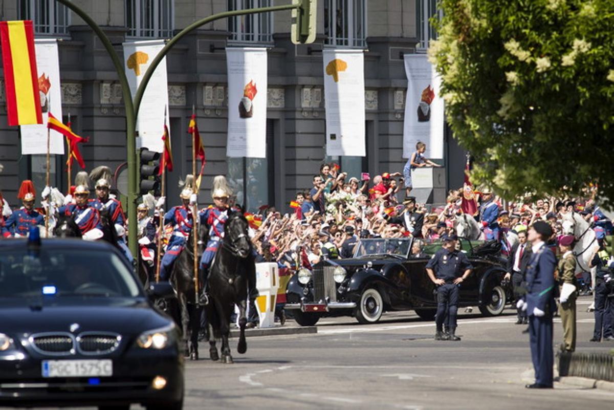 Felip VI i la reina Letizia en un Rolls Royce descapotable. Es tracta d’un Phantom IV, una joia de la història de l’automòbil, un dels tres encarregats per Francisco Franco el 1948 per al cap de l’Estat.