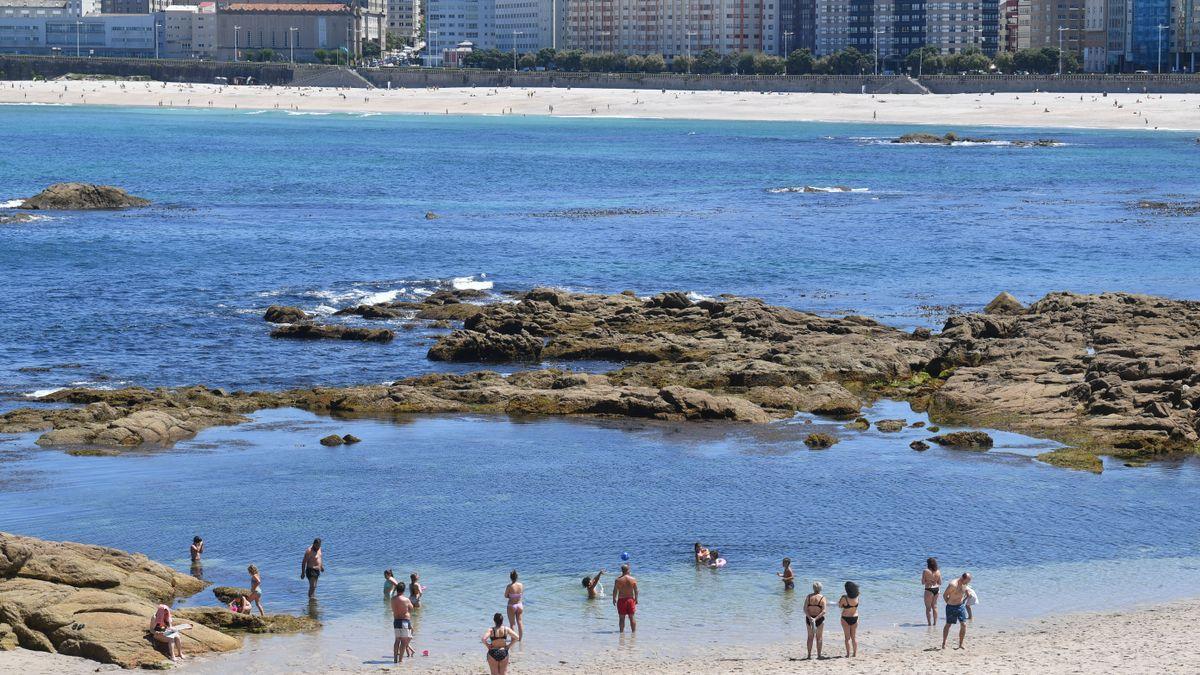 Bañistas en Riazor