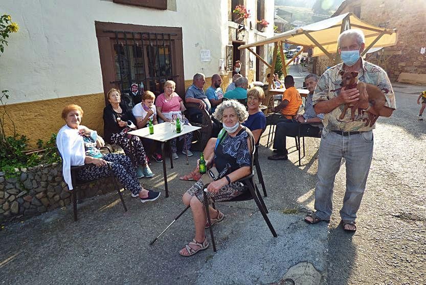 Vecinos en el la terraza del bar Casa Manón, en el centro de Besullo.  | D. Á.