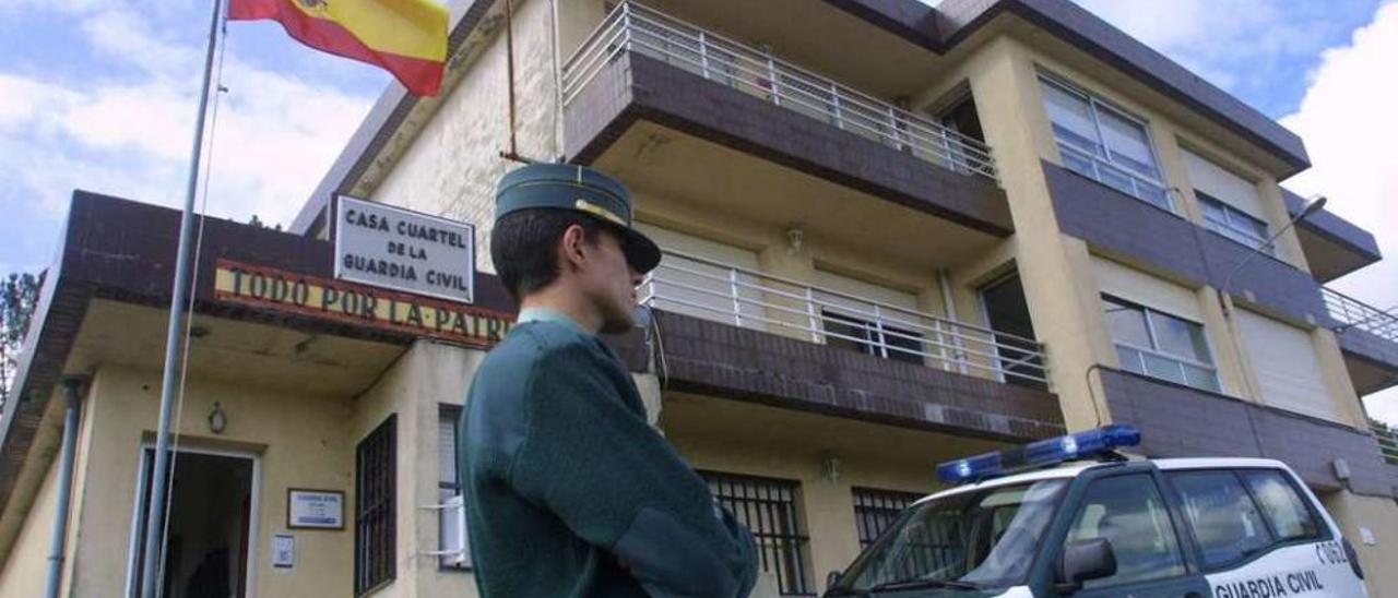 Un agente frente al cuartel de Vila de Cruces, uno de los que barajaban su cierre. // Bernabé