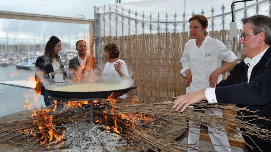 Josefa Navarro y Paco Gandía cocinando el típico arroz de Pinoso