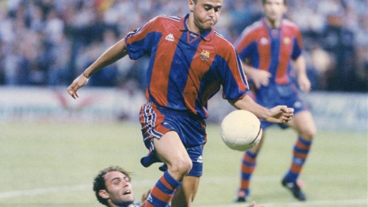 Luis Enrique, ante el oviedista Manel en el Tartiere, en 1996