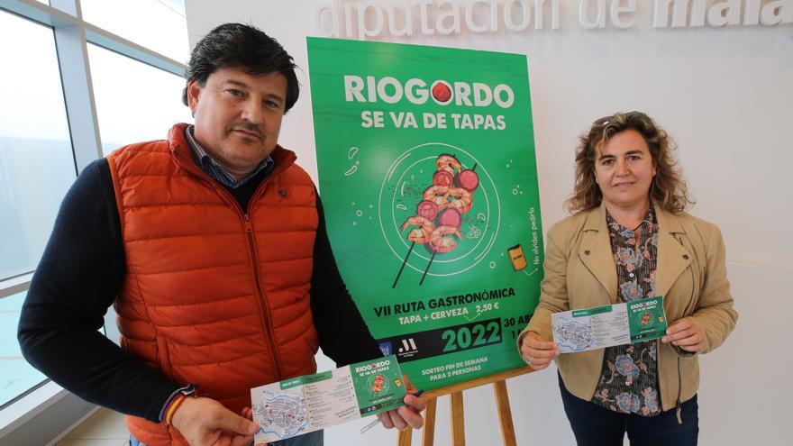 El diputado provincial Francisco Oblaré y la concejala de Turismo de Riogordo, Sagrario Molina, presentan la ruta de la tapa del municipio que se celebra este fin de semana de 30 de abril y 1 de mayo de 2022