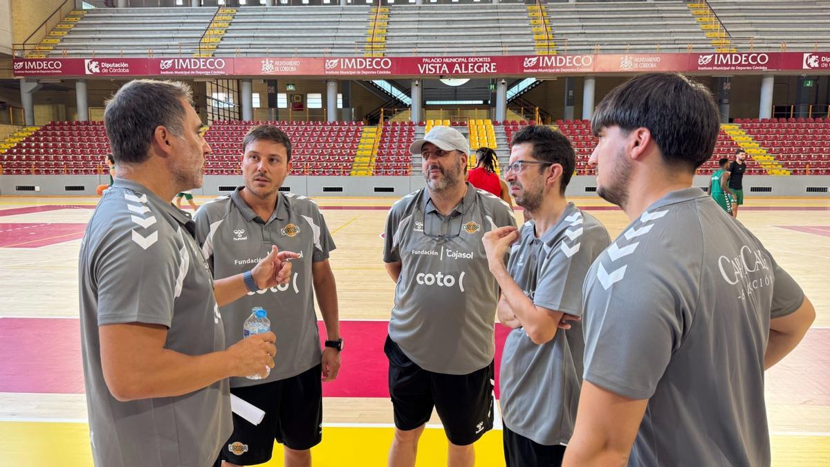 Gonzalo Rodríguez conversa con su cuerpo técnico este lunes en Vista Alegre.