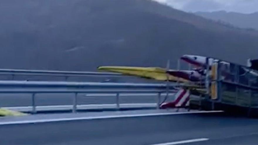 Ilesos cuatro piragüistas de la selección española tras un accidente en Asturias que destroza su K4
