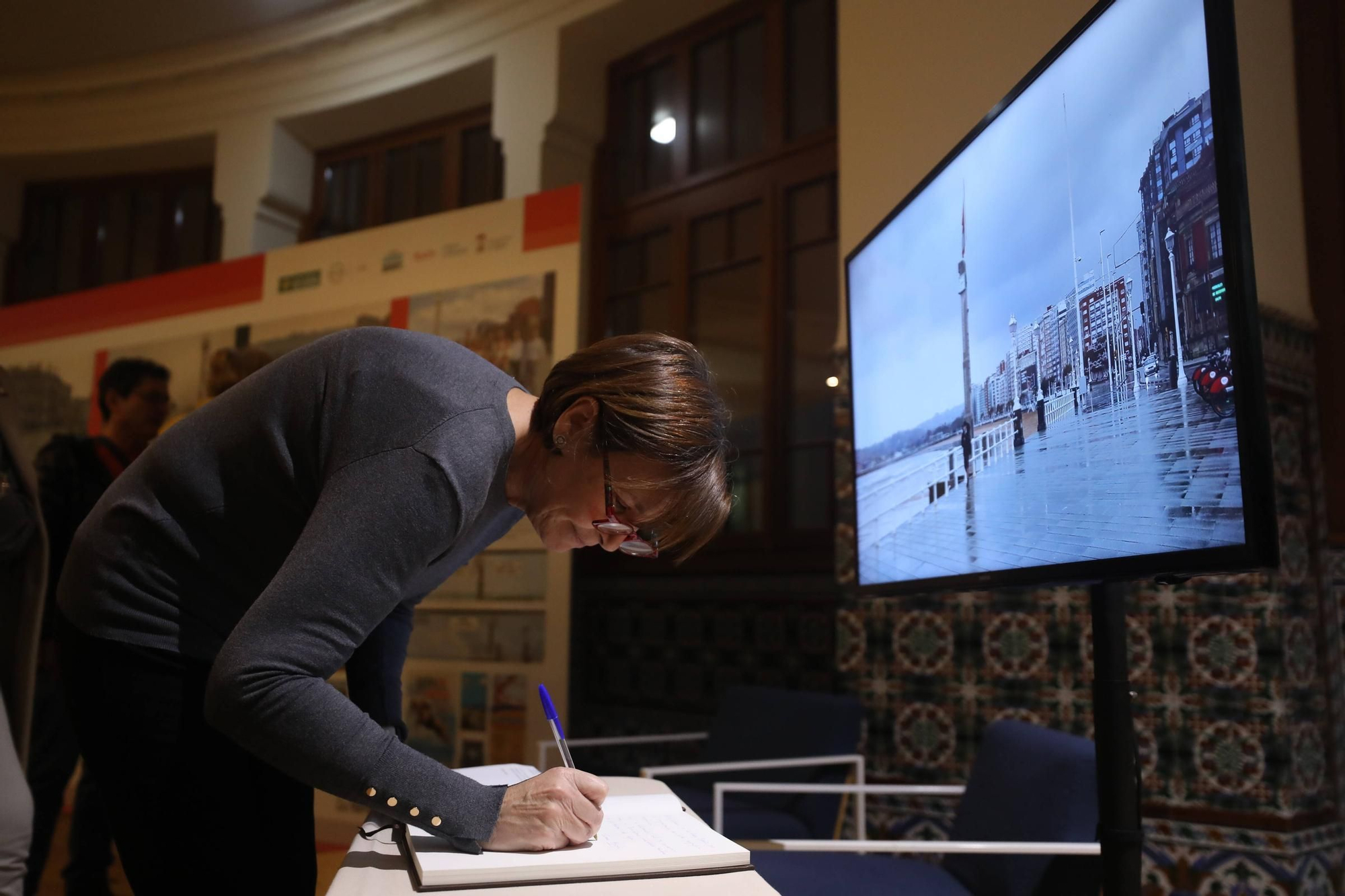 Visitantes en la exposición "Guardianes del tiempo" organizada por LA NUEVA ESPAÑA