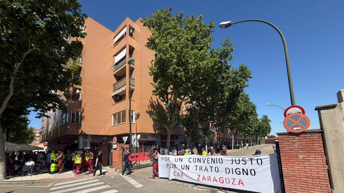 Concentración de trabajadores a las puertas de CAF Zaragoza por el paro parcial del pasado jueves.