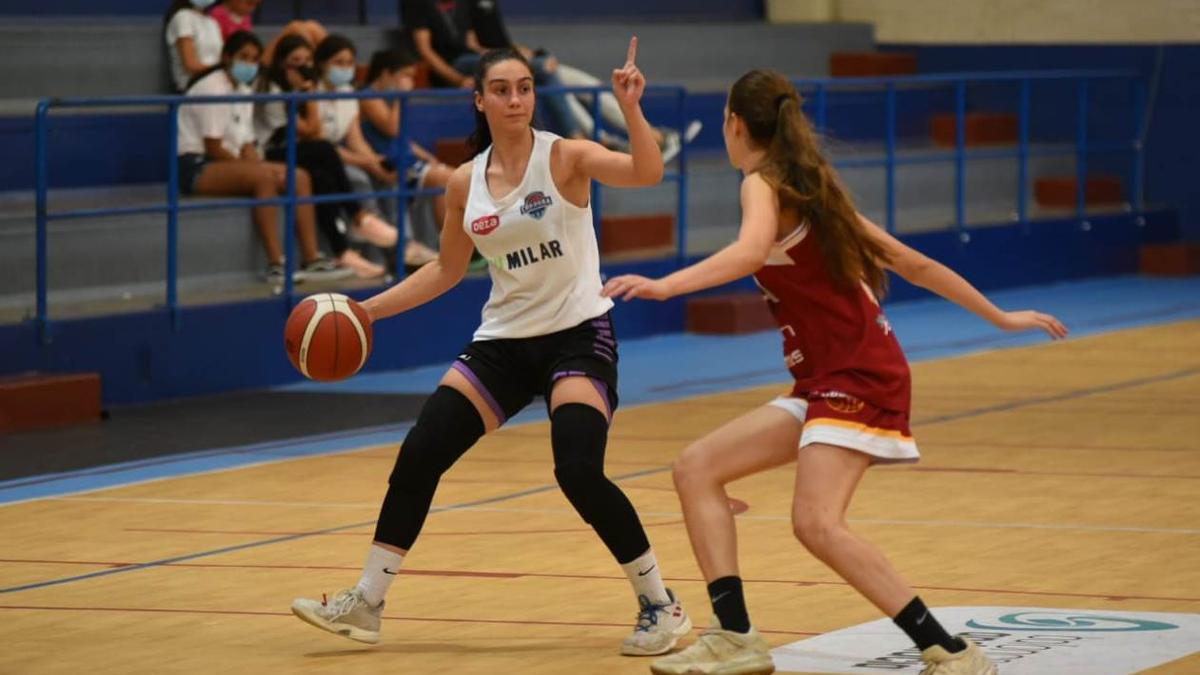 Carlota Menéndez ordena una jugada en el encuentro ante el Beiman Sevilla.