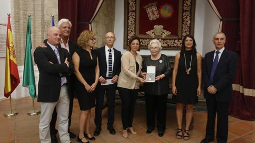 Los escritores premian a Josefina Molina por su trayectoria literaria