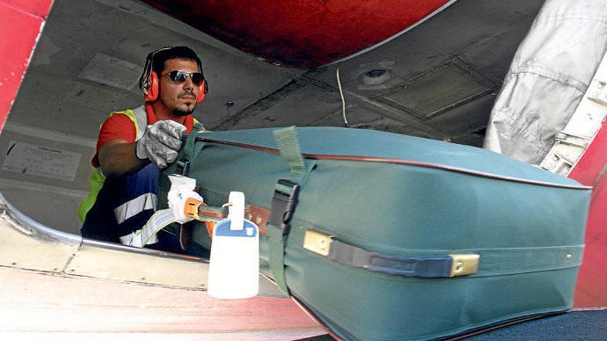 Handling-Mitarbeiter auf dem Flughafen Son Sant Joan.