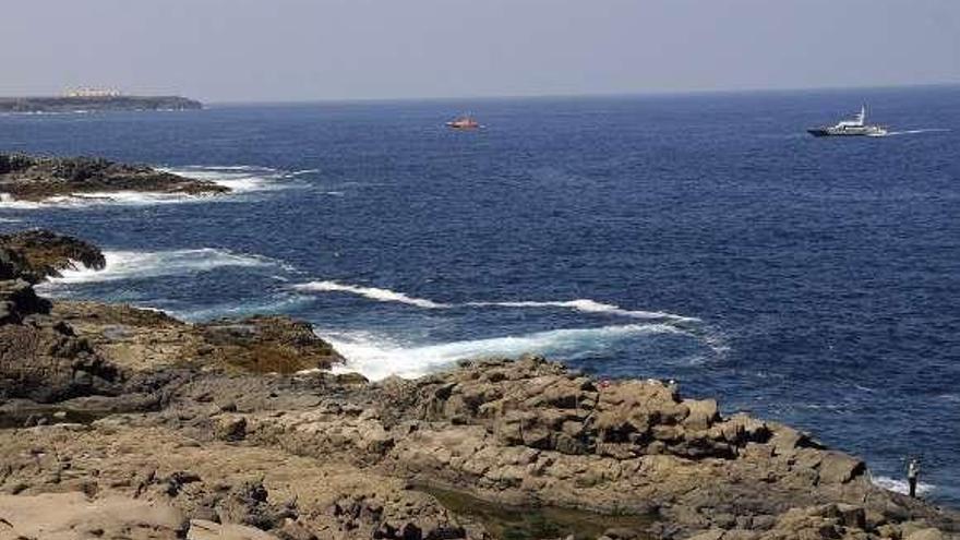 Dos barcos rastrean la zona donde desapareció el coruñés. / j. fuentes