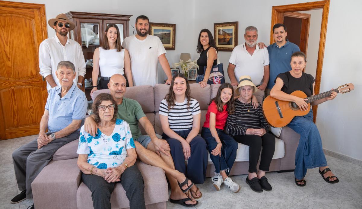 La familia Ramírez Guadalupe en el salón de su casa en Lanzarote.