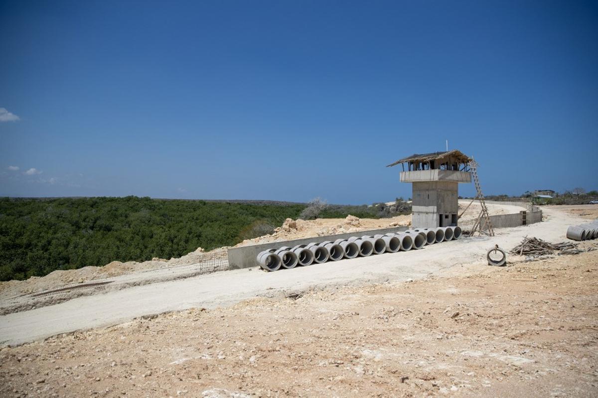 La República Dominicana construye una valla como la de Melilla con participación española